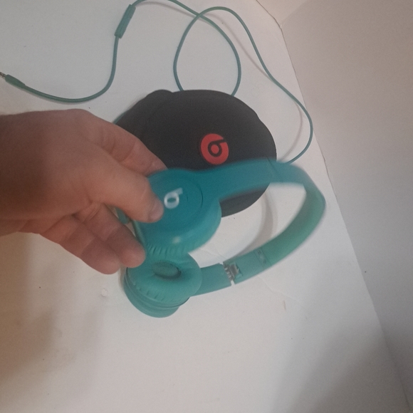 Beats by Dr Dre Solo HD Over the Ear Headphones Teal with Cable & Case - Picture 2 of 3
